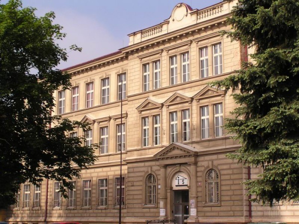 Budova koly zvtit